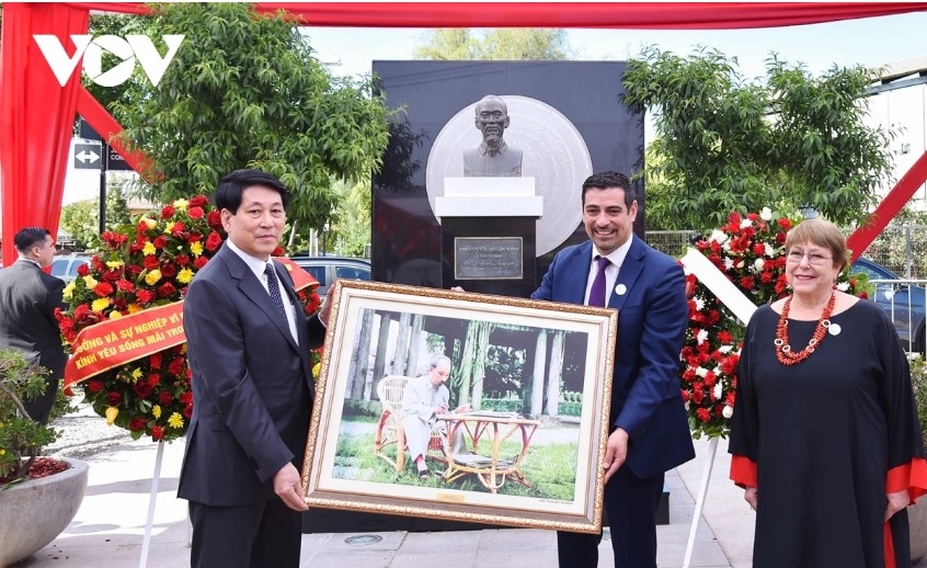 President Luong Cuong pays floral tribute to President Ho Chi Minh in Chile